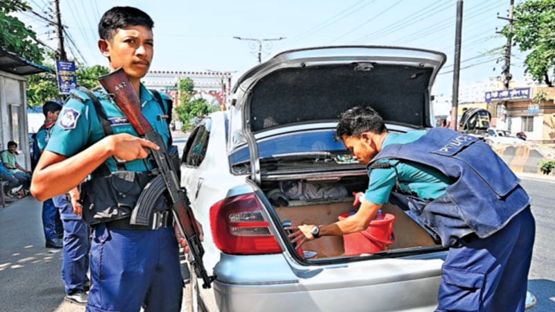 চট্টগ্রামে পুলিশ কনস্টেবলের হাতেও এসএমজি